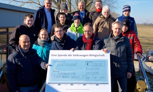 5.000-Euro-Belegschaftsspende an den Förderverein sowie Schülerinnen und Schüler der Rudolf-Dießel-Schule in Königslutter übergeben (v.l.): Konrektor Kai Bronner, Schulleiter Michael Leson, Oliver Wolf, Volkswagen Personal, Marco Wittek (vorn Mitte am Scheck), Geschäftsführer des Betriebs­rats, Alexander Hoppe, 2. Vorsitzender des Schulvereins und Bürgermeister von Königslutter, Klaus Wenzel, Betriebsrat und Vorsitzender des Sozialausschusses, und Frank Lubig (vorn rechts am Scheck), 1. Vorsitzender des Schulvereins. Foto: Volkswagen