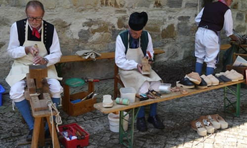 Aus Holz waren einst auch die Schuhe der Landbevölkerung. Foto: Stadtmuseum Schloss Wolfsburg