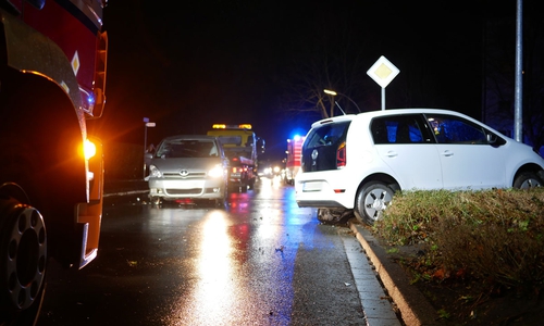 Hier wurde der Coralla bereits wieder aufgerichtet. Als die Feuerwehr eintraf, lag das Fahrzeug noch auf dem Dach. Fotos: Alexander Panknin