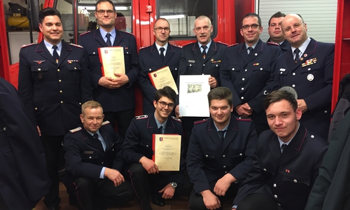 Die beförderten, geehrten und neu hinzugekommenen Kameraden der Freiwilligen Feuerwehr Leinde. Fotos: Freiwillige Feuerwehr Leinde