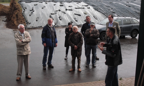 Herr Nause, der Beitriebsleiter der Biogasanlage Warle, informiert die Besuchergruppe aus Erkerode/Lucklum über die Abläufe der Biogasanlage.
Foto: Privat