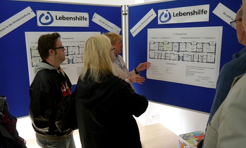 Die Anwesenden informierten sich über das neue inklusive Wohnprojekt. Foto: Lebenshilfe