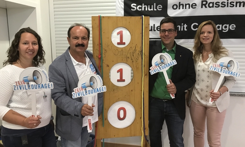 Dennie Klose, Carola Sösemann und Eileen Hepner und Günter Koschig werben für den Notruf 110 (v. li.). Foto: Weißer Ring