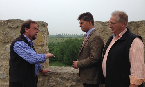 Blick durch die Zinnen des Westtores: (von links) Dr. Michael Geschwinde, Jörg Hillmer und Frank Oesterhelweg. Foto: Privat