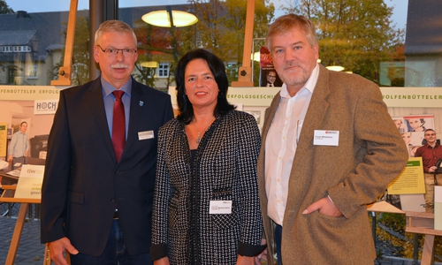 Die Initiatoren des Jungunternehmerabends (von links) Dietrich Behrens, Wolfenbüttels Wirtschaftsförderer, Carola Weitner-Kehl vom Technischen Innovationszentrum und Frank Wöstmann von Regio-Press unterstützen die Jungunternehmer. Foto: Privat