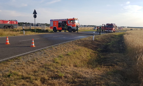 Die Werkfeuerwehr löschte den Brand mit zwei Flughafenlöschfahrzeugen vor Eintreffen von Freiwilliger- und Berufsfeuerwehr. Foto: Flughafen