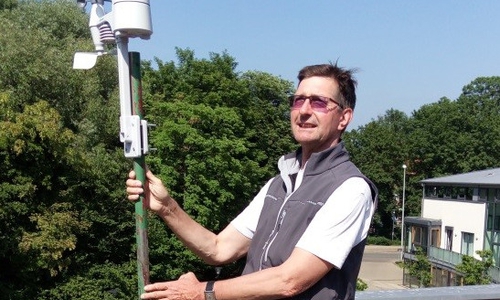 Christian Böttrich vor der Wetterstation des Amalie-Sieveking-Hauses in Wolfenbüttel. Foto: Privat