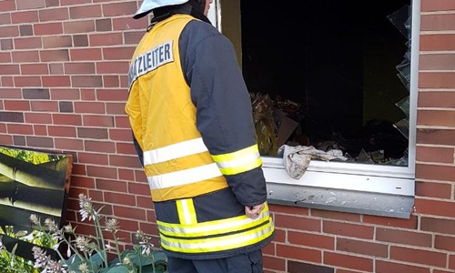 Für die Löscharbeiten mussten die Einsatzkräfte eines der Fenster einschlagen. Fotos: Nadjib, Feuerwehr Pressestelle