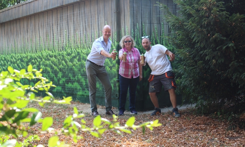 Matthias Tramp (li.) und Vera Steiner mit einem der Künstler. Fotos: Stadtwerke Wolfenbüttel GmbH