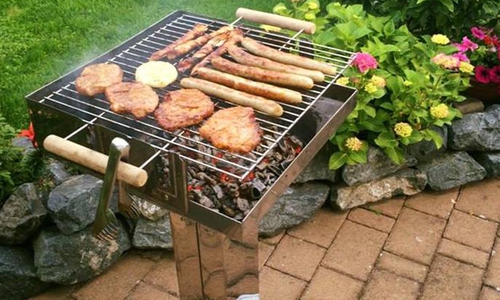 Es soll auch Gegrilltes für alle geben. Symbolfoto: Anke Donner