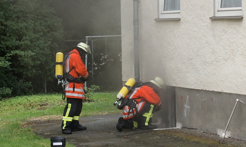 Aus dem Keller stieg Rauch auf. Fotos: Rudolf Karliczek