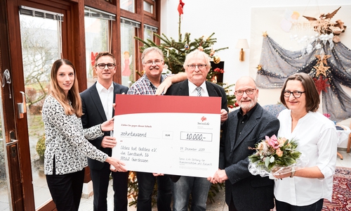 Ein Weihnachtsgeschenk der besonderen Art: (v.l.n.r.) Cornelia Wurm, CSR-Kommunikation Swiss Life, Hubertus Zimmermann, Projekteinreicher und Swiss Life Select Finanzberater, Frank Lillie, Projektverantwortlicher und Betreuer, Burkhard Wittberg, Vorsitzender Oldies But Goldies, Rolf Gerschler, Schatzmeister Oldies But Goldies und Ulrike Wohlgefahrt-Dietze, Geschäftsleitung Altenwohn- und Pflegeheim Haus Metzner. Foto: Swiss Life Stiftung für Chancenreichtum und Zukunft gGmbH