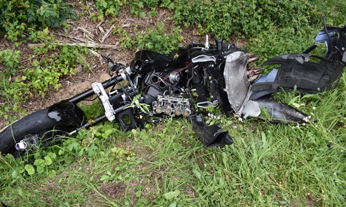 Die Überreste des verunglückten Motorrades. Foto: Polizei Hildesheim