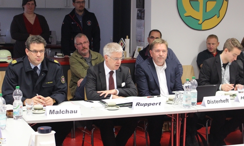 Von links: Feuerwehr-Chef Torge Malchau, Ordnungsdezernent Claus Ruppert und Ausschussvorsitzender Matthias Disterheft. Fotos: Marian Hackert