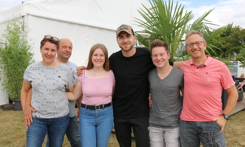 Gewinnerin Melanie Thamm (links) mit ihrem Mann und Tochter Ronja durften so wie Gewinner Nicolas Berger und sein Vater Lorenz (rechts) Backstage auf Sänger ELI (mitte) treffen. Fotos/Video: Werner Heise