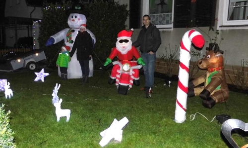 Linus freut sich mit den Eltern Nicole und Steffen Börner über die gelungene Weihnachtsdekoration. Foto: Andreas Meißler