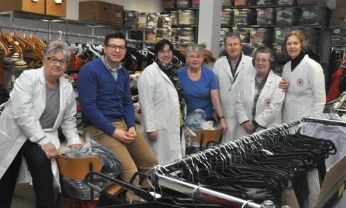 Das Montags-Team der Kleiderkammer (von links): Barbara Melzer, Björn Försterling, Helga Hann, Annelie Kostella, Joachim Korsch, Karin Rothe und Rosemarie Eisenberg. Es fehlt Linde Hilt, die seit 35 Jahren ehrenamtlich für die Einrichtung tätig ist. Foto: DRK