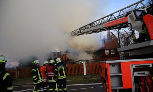 Schlimmes Feuer in Stedum: Ein Wohnhaus steht in Flammen. Fotos: Rudolf Karliczek; Video: Aktuell24(DC)