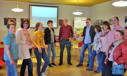Eberhard Freitag (Fünfter von links) referierte auf Einladung von Thomas Stoch (rechts daneben) vor Eltern und Interessierten mit viel Sinn für Humor. Foto: DRK