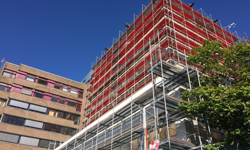 Aus alt wird neu: Die Waschbeton-Fassade weicht bis zum Sommer 2019 einem hellen Gelb.
Foto: Helios