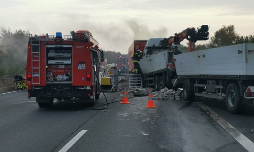 Bei dem Unfall ist Säure ausgetreten, die giftige Dämpfe verursacht. Fotos/Video: aktuell24/DC&BM