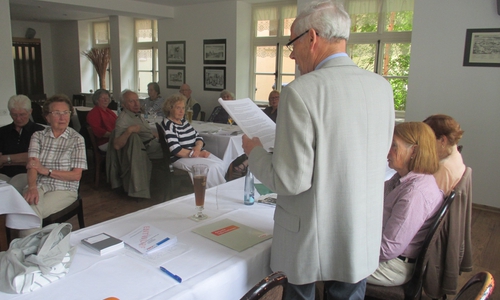 Beim bemühen, über die Regeln des Zusammenlebens zu diskutieren stand bei der CDU-Seniorenunion im Kreisverband Wolfenbüttel, das Grundgesetz im Mittelpunkt. Foto: Dieter Lorenz 