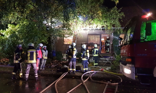 Ein durch Blitzeinschlag ausgelöster Dachstuhlbrand in der Schubertstraße beschäftigte heute die Gifhorner Einsatzkräfte. Fotos: aktuell24 (DC), Schaffhauser  Kreisfeuerwehrpressestelle Gifhorn, Video:  aktuell24 (DC)