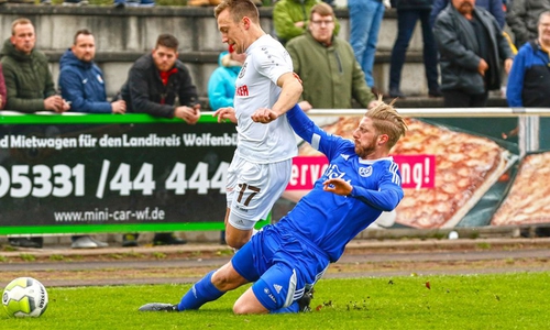 Arbeitet offensiv als auch defensiv enorm: Halil Özel gegen Marcel Schreyer von Freie Turner Braunschweig. Foto: Moritz Eden