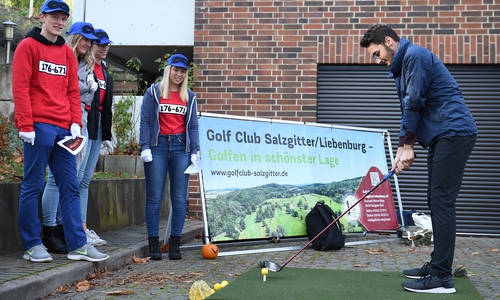 Das Team „Panzerknacker“ gibt alles für den perfekten Abschlag. Fotos: Ostfalia
