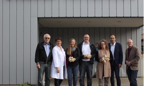v.l.n.r. Dr. med. Arved Heinz (Förderverein Klinikum Wolfsburg e.V.), Dr. med. Bernadett Erdmann (Chefärztin der Zentralen Notaufnahme), Frau Wanitschke, Familie Kleine, Dr. Akhil Chandra (Medizinischer Direktor), Wilken Köster (Klinikumsdirektor)
Foto: Klinikum Wolfsburg