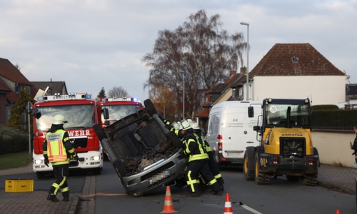 Die Feuerwehr stellte das Auto wieder auf. Fotos: Rudolf Karliczek