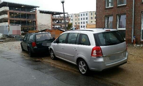 Die beiden Fahrzeuge wurden ohne ersichtliche Einwirkung nach vorne geschoben. Foto: Polizei