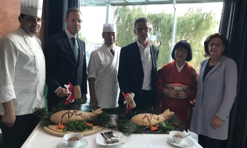 Daniel Kluge, Roland Clement, Takeshi Ito, Klaus Mohrs, Teruku Balogh und Elisabeth Poetsch bei der Vorstellung im Chardonnay der Autostadt. Dabei wurden zwei rote -
 in Salzteig gebackene -
Meeresbraschen feierlich aufgeschlagen. Foto: Marc Angerstein