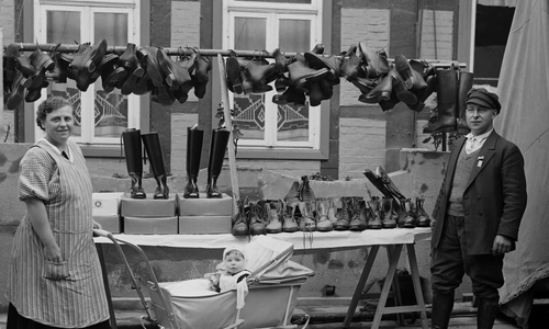 Schuhmachermeister R. Senger aus Vorsfelde mit Ehefrau und Kind am Marktstand. Foto: Willi Vogelsang / Heimatverein Vorsfelde