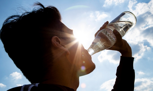 Ersetzt 37 PET-Flaschen: Die „Glasperlenflasche“ ist die am meisten verbreitete Mehrweg-Wasserflasche. Sie steht nicht nur bei der Ökobilanz ganz oben, sondern sichert auch Jobs bei Herstellern und Abfüllern. Foto: NGG