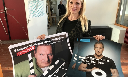  Sia Koschig mit den Ralf Moeller-Plakaten.