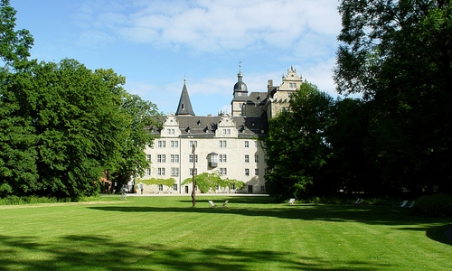 Im Park des Schlosses in Wolfsburg gibt es viel zu entdecken. Foto: Stadt Wolfsburg