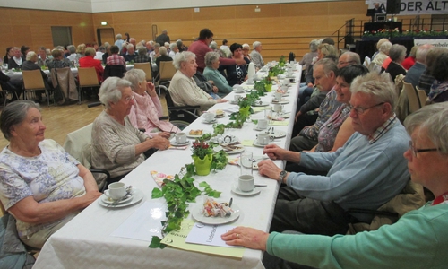 Fast einen ganzen Tisch hatten die Gäste vom Sickter Seniorenzentrum belegt. Uta Sahr (7.v.li.) freute sich mit ihren Besuchern über das Programm. Foto: Lorenz