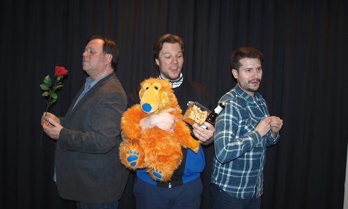 Alexander (Karsten Brunke), Martin (Erik Gürtler) und Thomas (Sascha Kropf) haben ganz unterschiedliche Absichten die Abwesenheit ihrer Frauen zu nutzen. Foto: kleine bühne Wolfenbüttel e.V.