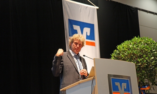 Professor Dr. Bernd Raffelhüschen hielt einen Vortrag über "Demografie und Wohlstand im Alter - eine Was-wäre-wenn-Analyse" in der Lindenhalle. Foto: Privat
