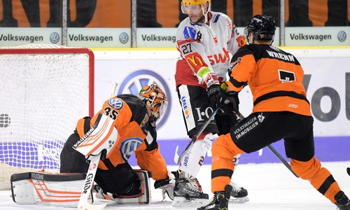 Keine Chance für die Grizzlys in Bremerhaven. Foto: Moritz Eden/City-Press GbR/Archiv
