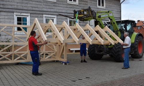 Aufsetzen des Daches mit dem Frontlader: Von Links:
VUT Vorsitzender Peer Narup, Lucas Narup, Udo Taute und Alfred Domke. Foto: Peter G. Matzuga

