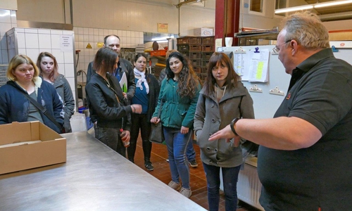 Andreas Höver, Geschäftsführer der Bäckerei Seidel, (rechts) führte die Teilnehmerinnen durch die Produktionshalle und stand für Fragen zur Verfügung. Foto: Landkreis Peine 