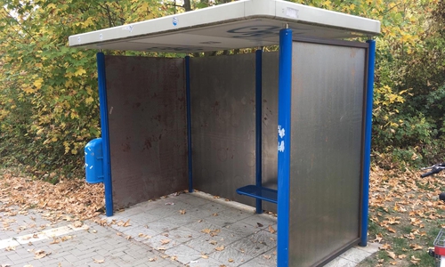 Die Fahrgastunterstände in  Engerode wurden mehrfach beschädigt und wurden nun mit Metallplatten neu gebaut. Foto: Janosch Lübke