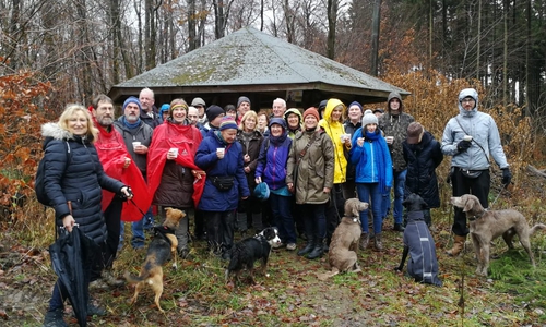 Mit Regenjacken und –hosen ausgestattet kann man auch bei Regen und Wind viel Spaß haben. Foto: Kreiser