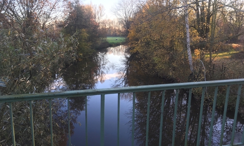 Nach derzeitiger Planung soll die Wasserfläche der Oker im Brückenbereich für die Zeit der Baumaßnahme gesperrt werden. Foto: Alexander Dontscheff