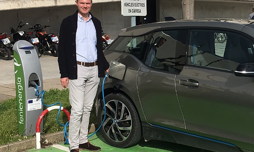 Torben Tuinmann mit einem Elektroauto an einer Ladestation auf Mallorca. Foto: privat