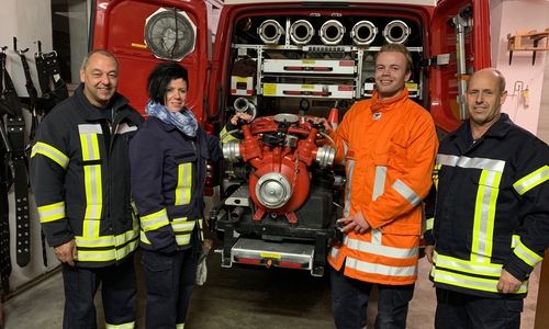 Gerätewart Thomas Schrader, Leiterin der Jugendfeuerwehr und „Neu-Maschinistin“ Ines Schrader-Stüber, „Neu-Maschinist“ Rene Stüber und Ortsbrandmeister Klaus-Rüdiger „Mörtel“ Peik. Foto: Peter G. Matzuga