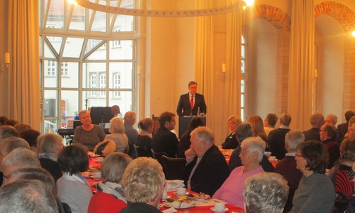 Landrat Dr. Andreas Ebel begrüßt rund 70 ehemalige Mitarbeiterinnen und Mitarbeiter des Landkreises Gifhorn, die am Donnerstagnachmittag, 7. Dezember, im Rittersaal im Schloss Gifhorn zur jährlichen Weihnachtsfeier zusammen kamen. Foto: Landkreis Gifhorn