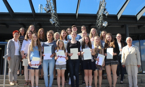 Bürgermeister Thomas Pink, Hiltrud Bayer und Dörthe Weddige-Degenhard ehrten Schüler für ihre besonderen Leistungen. Fotos. Anke Donner 